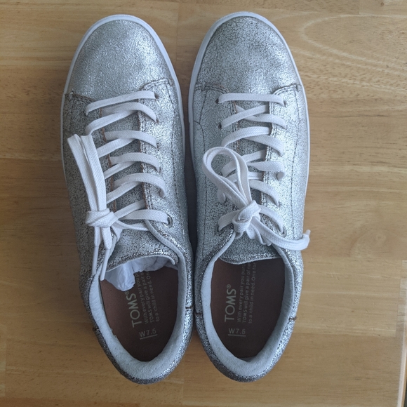 Toms Shoes - Like New Toms Silver Metallic Leather Lenox Sneakers